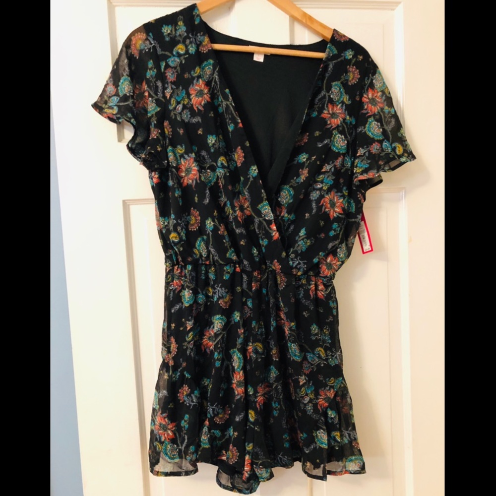 NWT floral romper with flutter sleeves, L